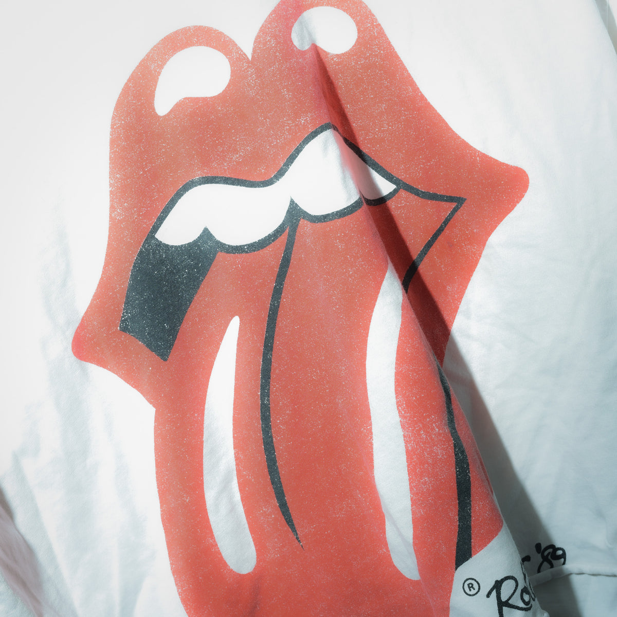Vintage 1989 Rolling Stones tour tee close up tongue logo with Rolling Stones signature