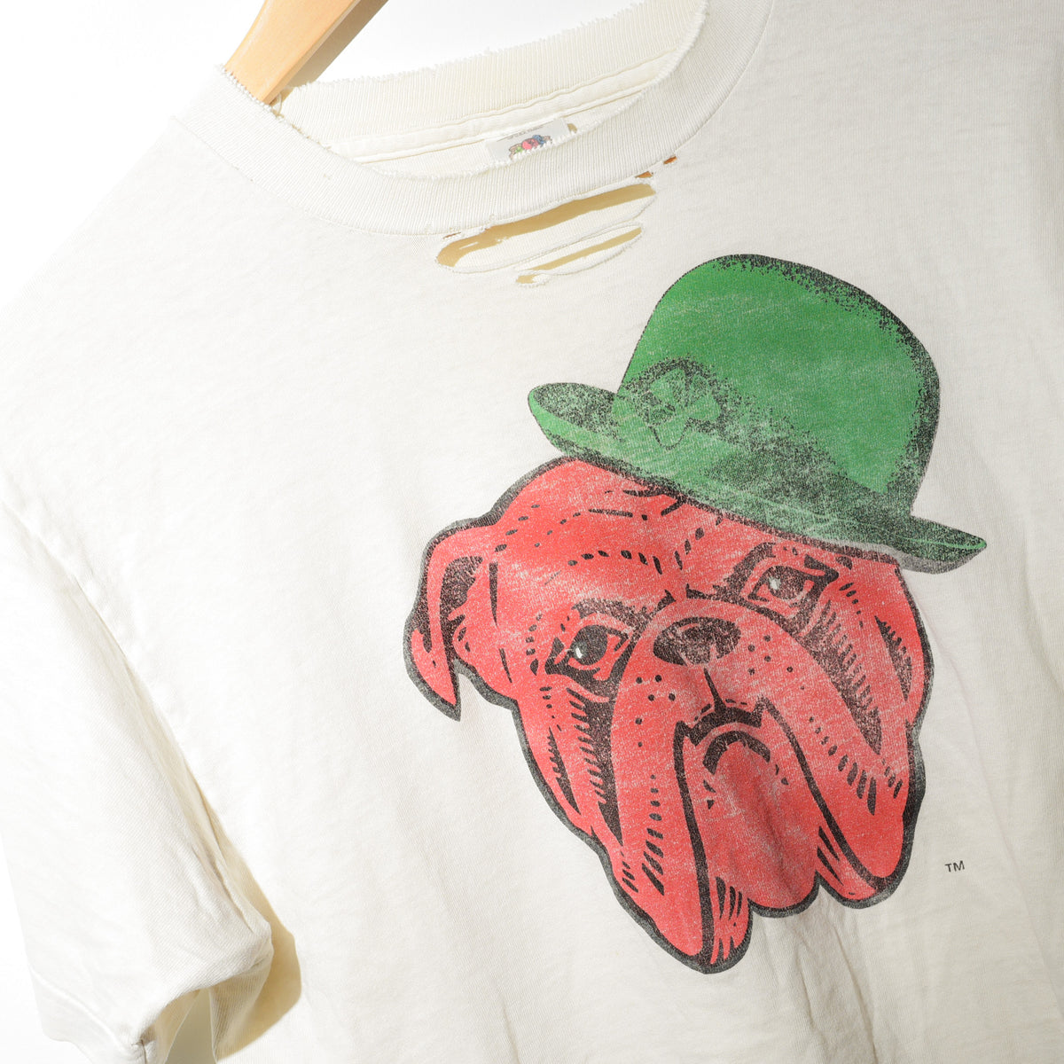 Vintage 1980s bulldog tee close up graphic detail showing red bulldog in green bowler hat