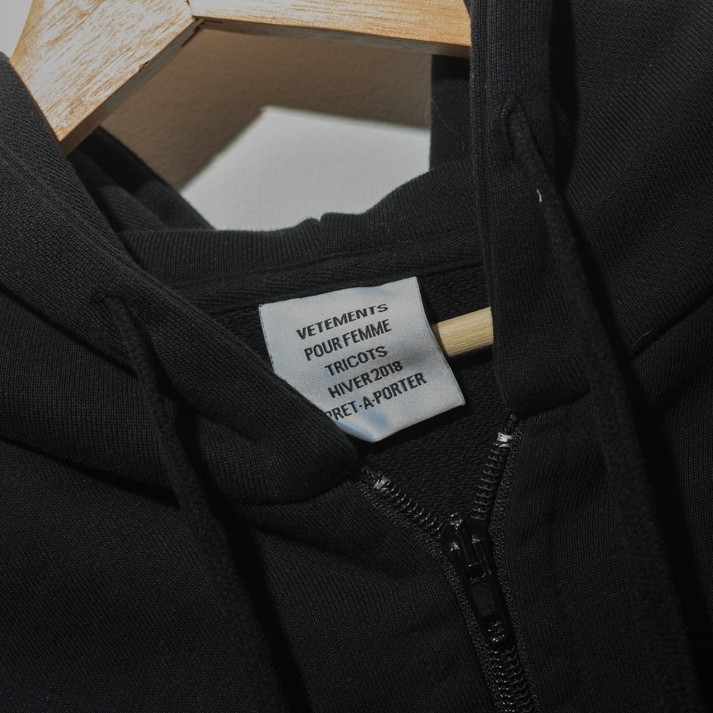 Vetements split zip hoodie label close up Hiver 2018 Pret-a-Porter