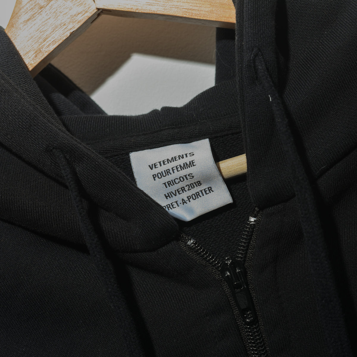 Vetements split zip hoodie label close up Hiver 2018 Pret-a-Porter