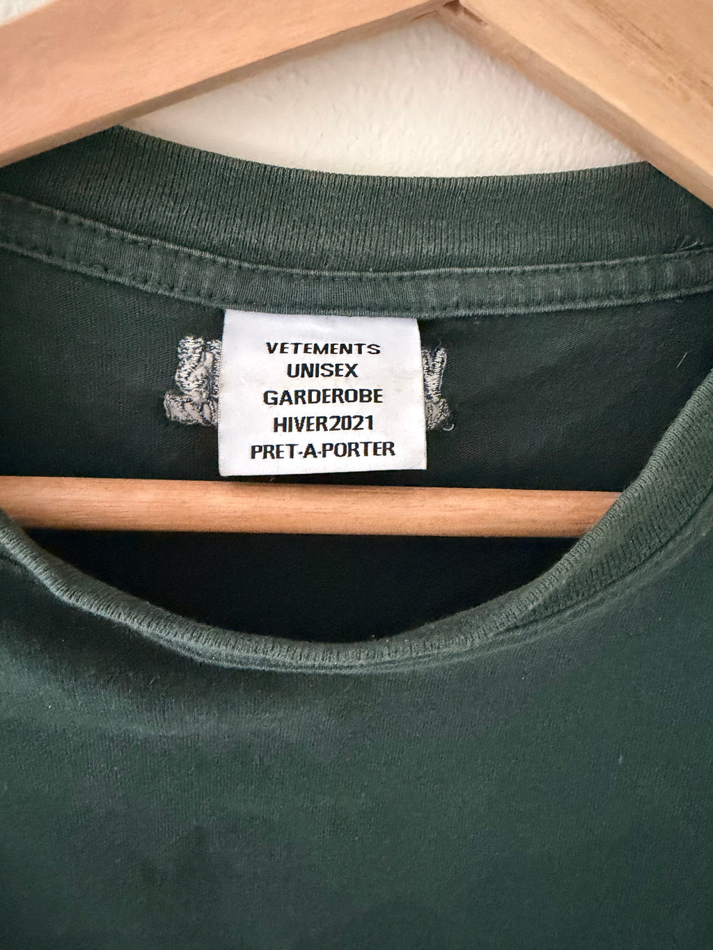 Vetements Polizei tee neck label close up reading VETEMENTS UNISEX GARDEROBE HIVER2021 PRET-A-PORTER